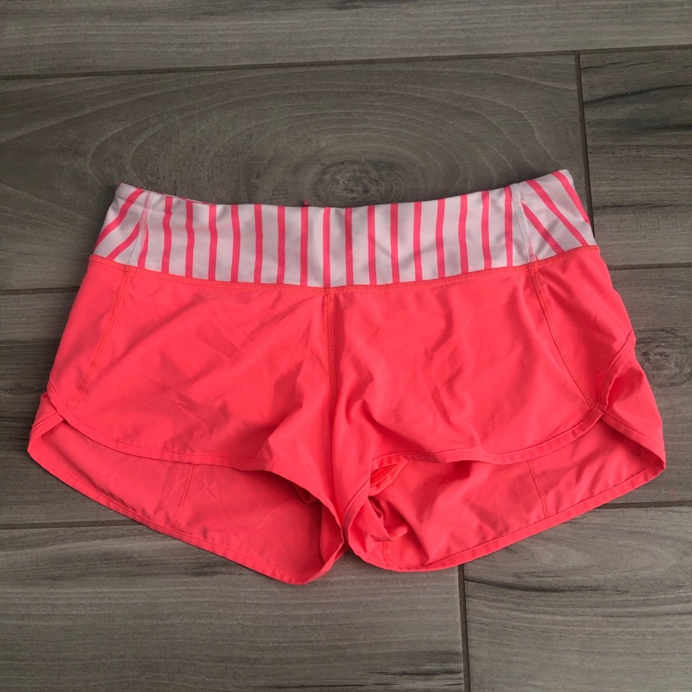 Lululemon Hotty Hot Short II Size 8, 2.5 inch